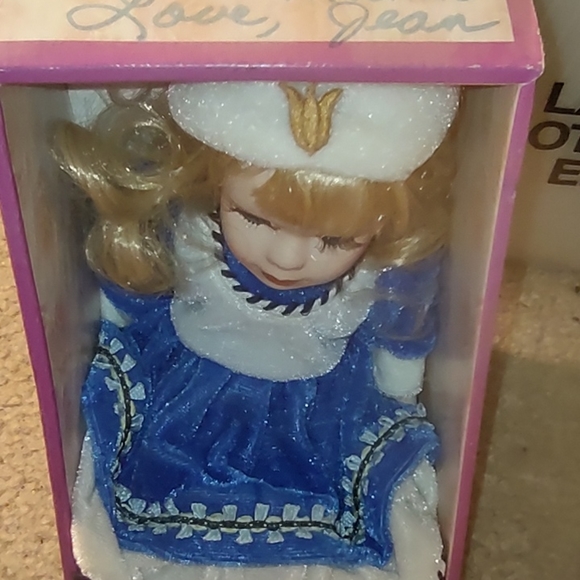Vintage Rose Collection porcelain doll limited edition still in box - Picture 6 of 10